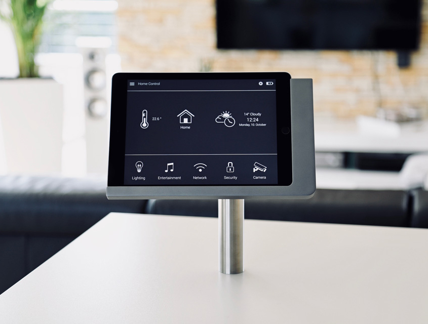iPad Halterung viveroo free flex in Küchenarbeitsplatte montiert.