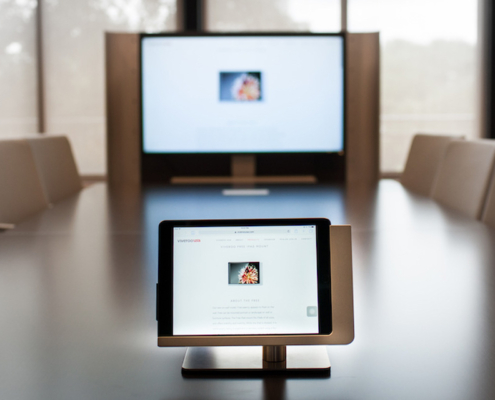 Der viveroo free flex iPad Halterung für den Einsatz im Büro und in Meetingräumen.