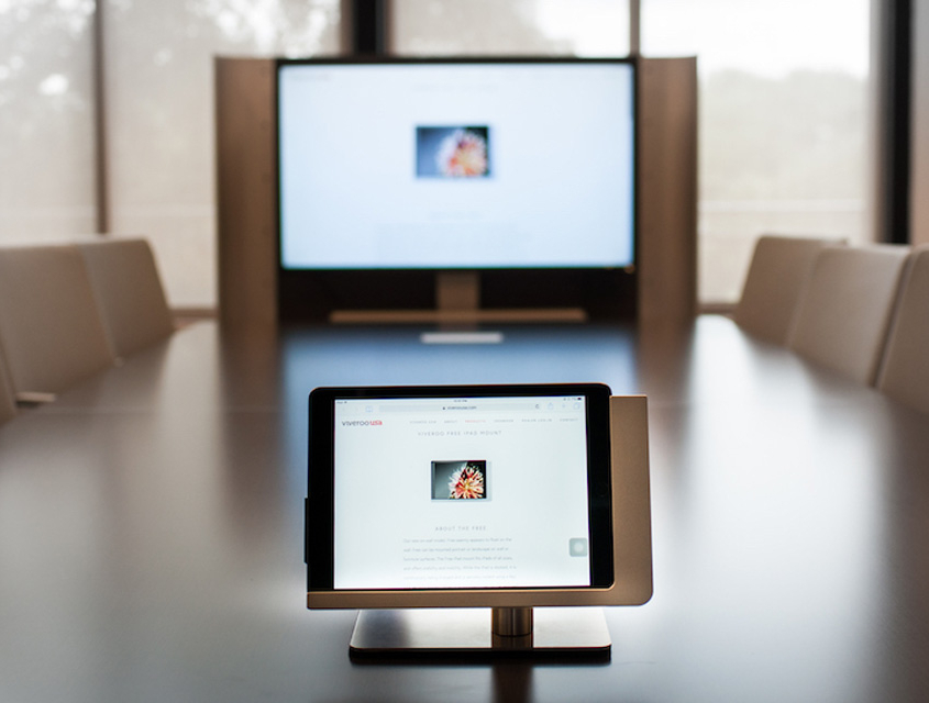 Viveroo free flex iPad Halterung auf dem Tisch im Besprechungsraum
