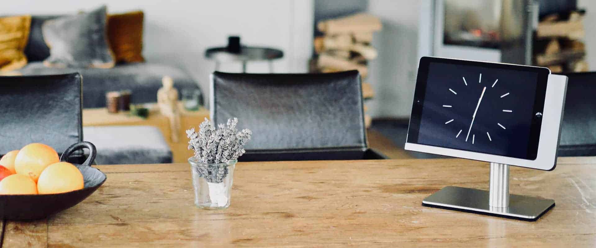 iPad Tischständer viveroo free flex in Silber auf Esstisch
