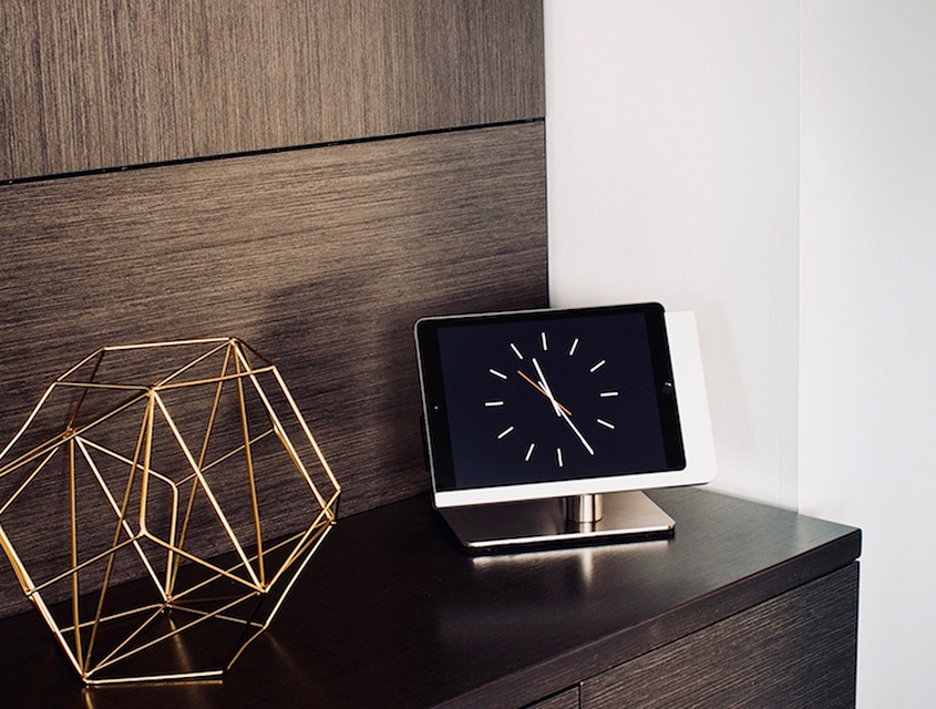 iPad Tischständer mit Ladefunktion free flex auf Sideboard