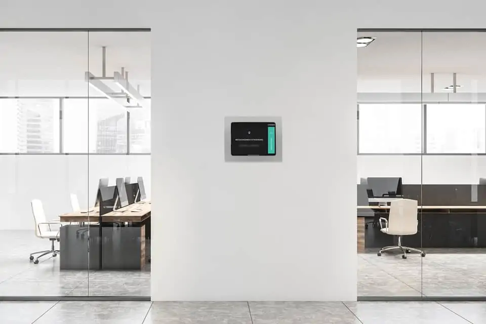 viveroo level iPad Wandhalterung mit Ladefunktion in Silber zur Beschilderung im Großraumbüro