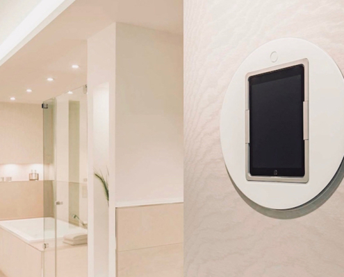 Viveroo loop iPad Halterung in weiß im Badezimmer installiert.