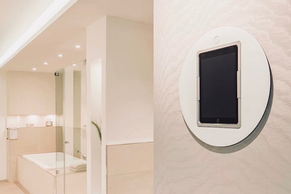 Viveroo loop iPad Halterung in weiß im Badezimmer installiert.