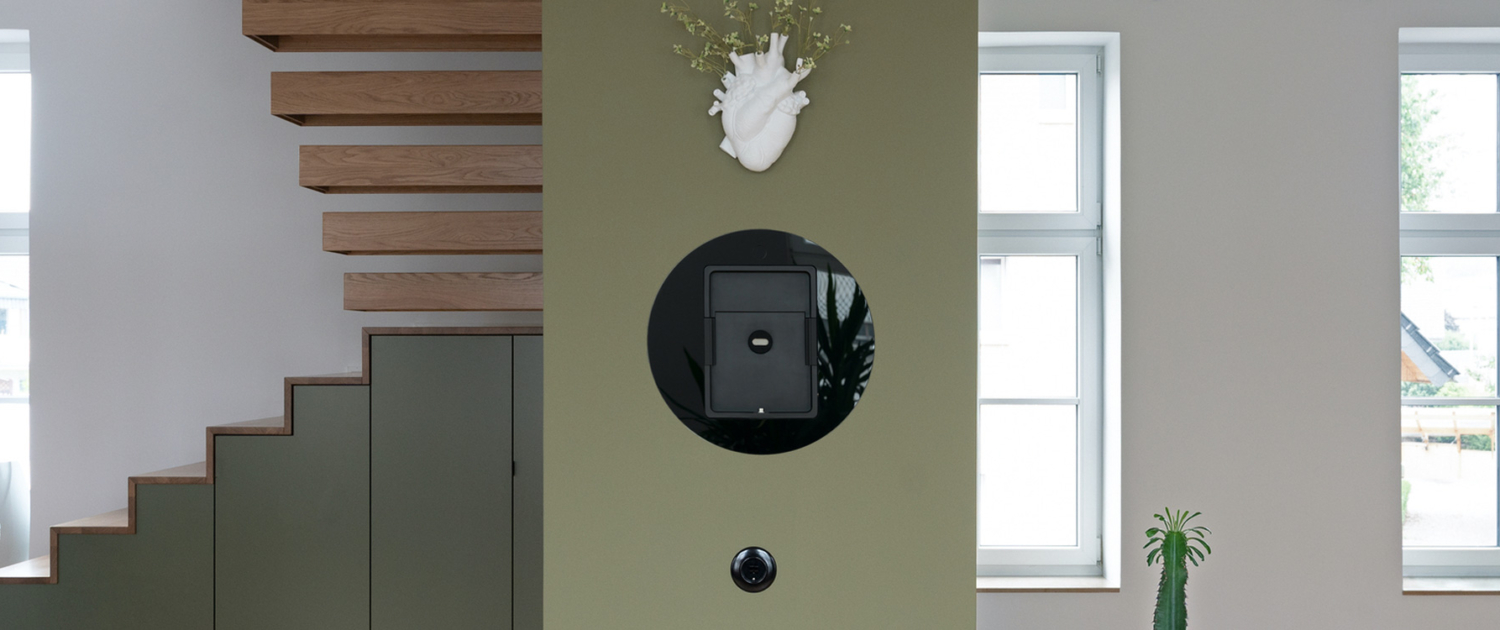 viveroo loop Premium Design iPad Wandhalter in Wohnzimmerwand eingebaut