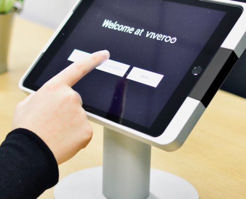 Das viveroo one kiosk, die iPad Diebstahlsicherung für Ihren PoS. Die iPad Halterung sichert das iPad perfekt ab und unterstützt sie so bei ihren Verkaufsprozessen.