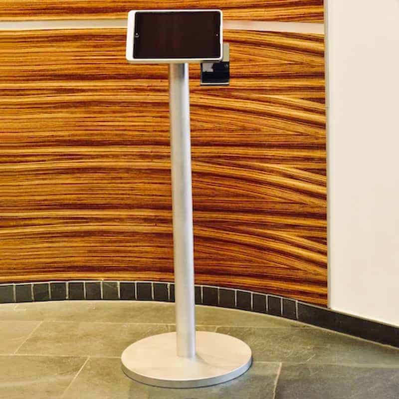 Der viveroo one kiosk iPad Ständer ist als Tisch- oder Bodenständer erhältlich, Zusätzlich kann die iPad Halterung optional um einen Scanner erweitert werden.