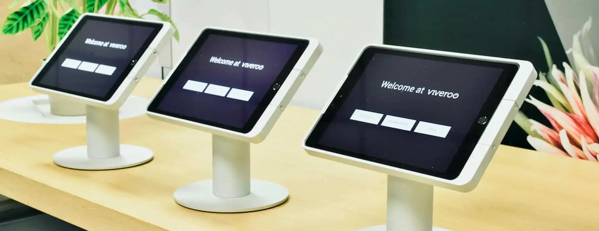 iPad kiosk Tischständer in Reihe. Die viveroo one kiosk iPad Halterung für den PoS.