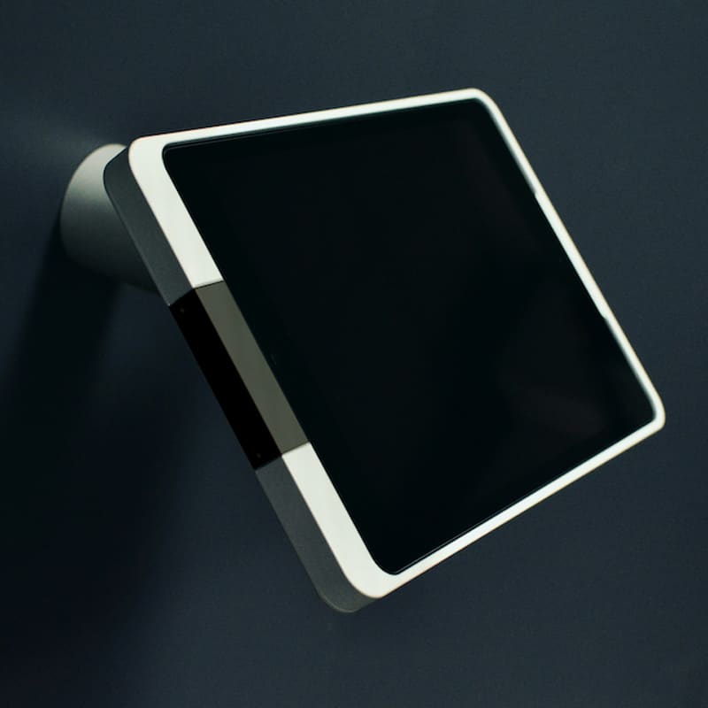Das viveroo one kiosk als iPad Wandhalter mit Wandarm. Das Tablet wird in der iPad Ständer dauerhaft mit Strom versorgt und so immer einsatzbereit.