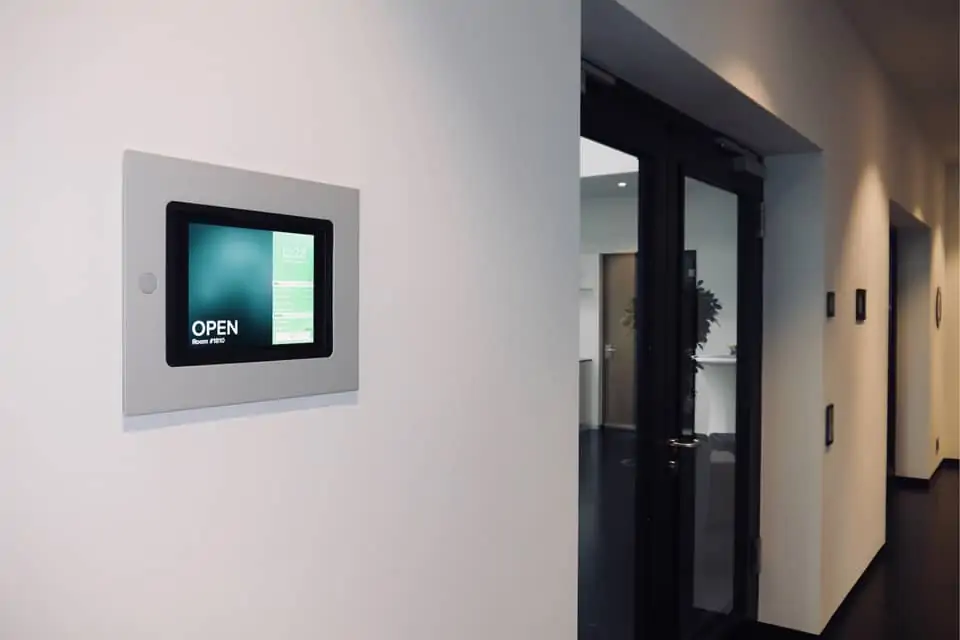 The viveroo square iPad wall mount as a digital door sign for the conference room. The iPad wall mount can be used in private households as well as in companies.