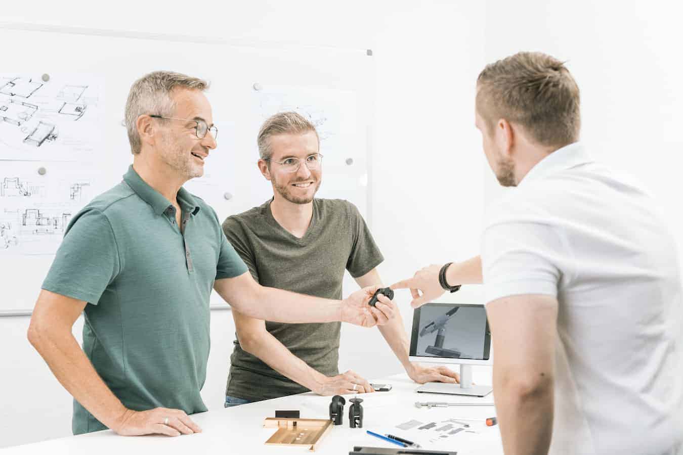 Die viveroo iPad Ständer werden nicht nur in der Manufaktur zusammen gesetzt. Das viveroo Team entwirft und entwickelt auch alle iPad Halterungen selber.
