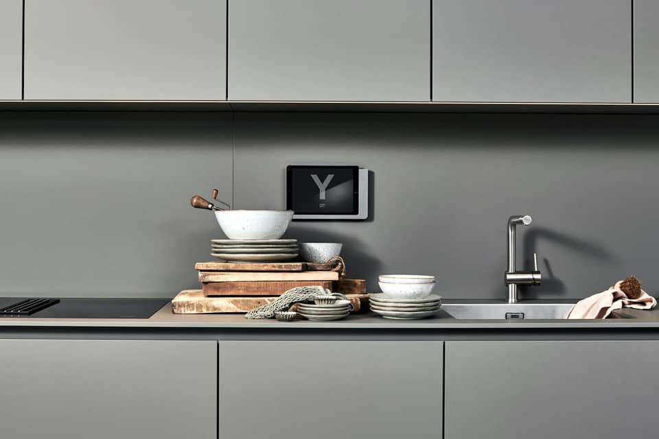 Viveroo free iPad Halterung aus Aluminium in Küche integriert.