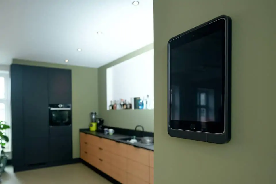 Viveroo one soporte para iPad como metal negro integrado en la cocina.